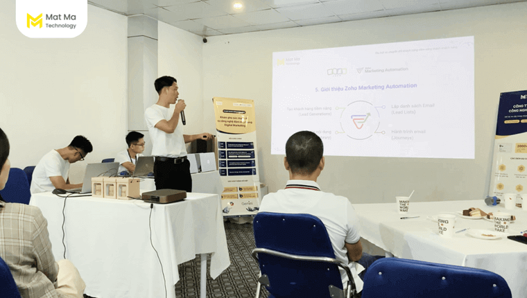 Diễn giả giới thiệu và hướng dẫn sử dụng Zoho Marketing Automation